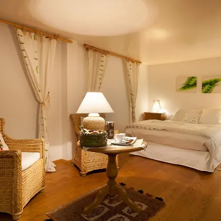 Saint Laurent Otel 4*