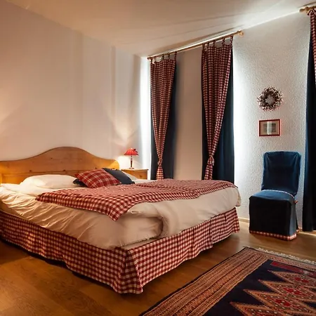 Saint Laurent Otel 4*